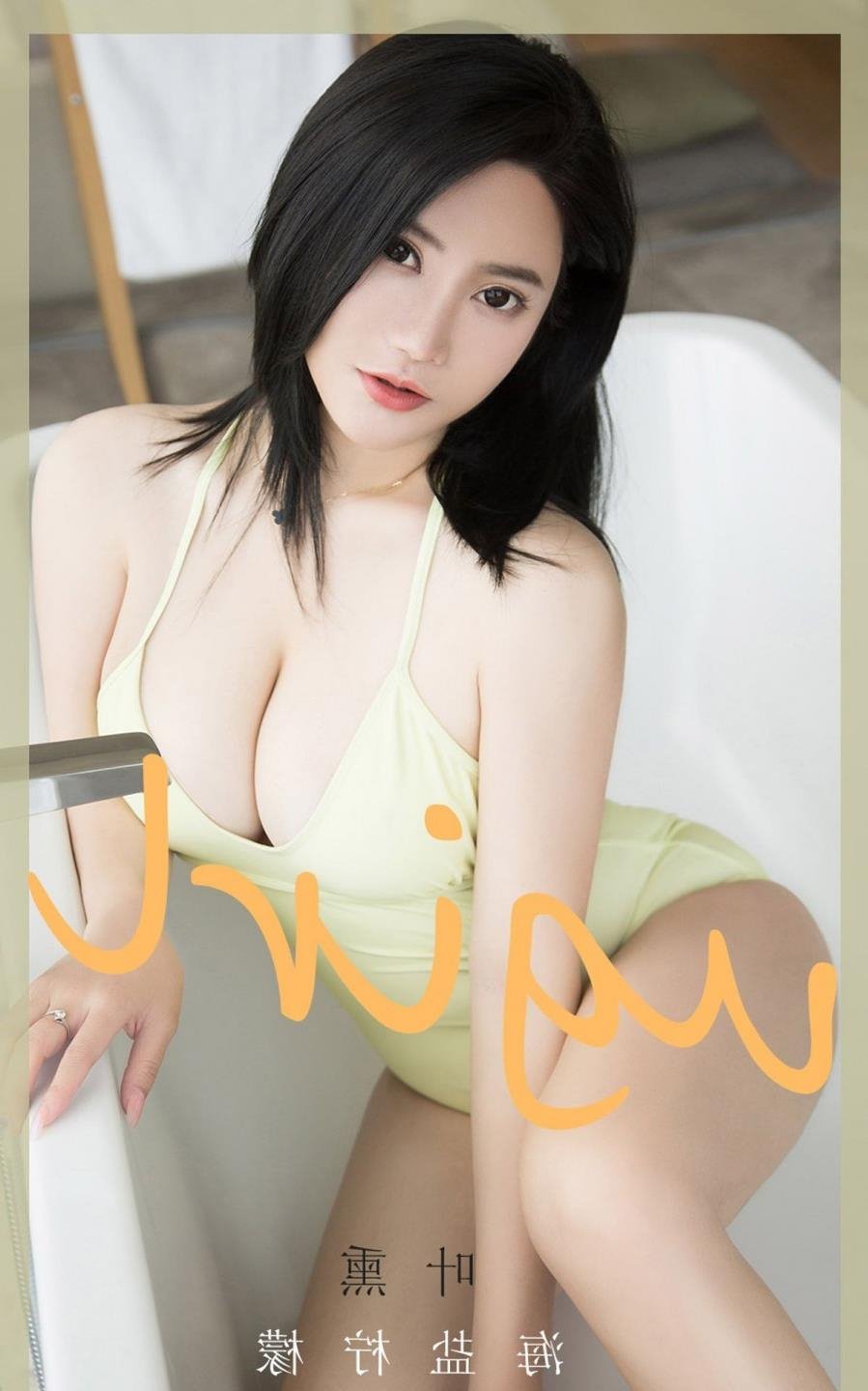 头埋在两座山峰之间